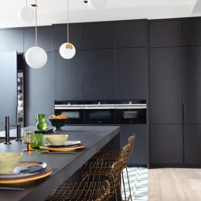 Cuisine design noir mat avec ilot dekton kelya fours siemens